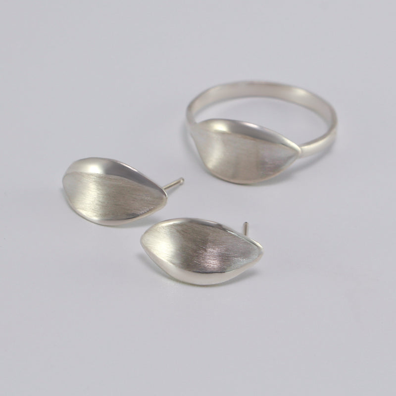 Silver Single Leaf Daphne Ring